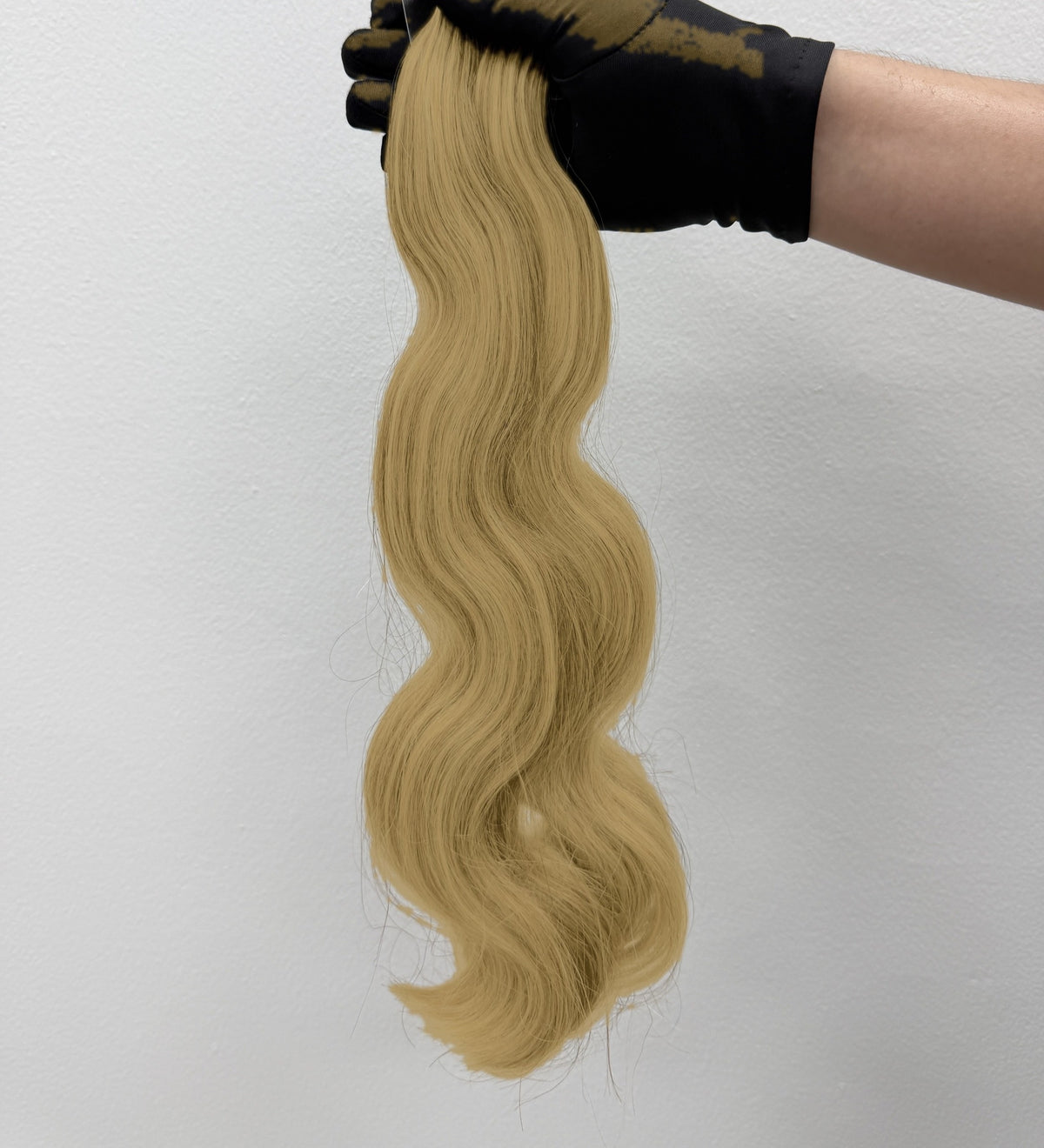 Tape-In hair extensions — Body Wave, color Cream Blonde #22 — 100% human hair, Loviisa Pro Hair